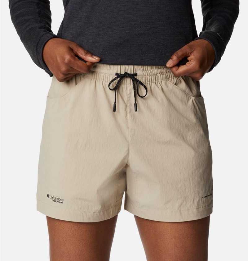 Columbia Titan Pass Lightweight Women's Shorts Khaki | GOTNXP-047